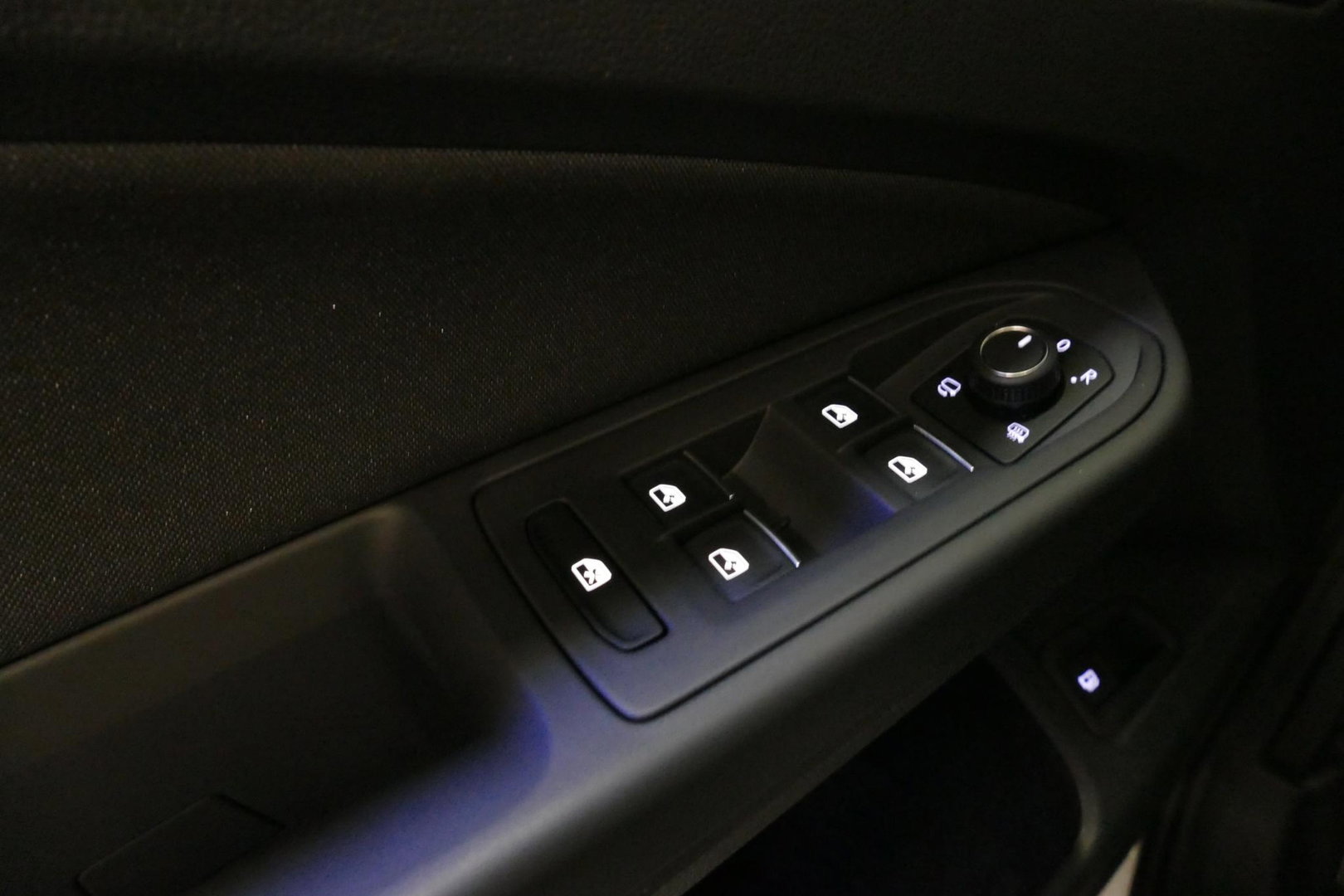 Volkswagen Golf 1.4 eHybrid GTE / GTI Look Diffuser / GTI Look Spoiler / Maxton Design Bodykit / Panoramadak / Matrix LED / Apple Carplay - Android Auto / Stoelverwarming / Ambienteverlichting / 19'' LMV / Achteruitrijcamera / Rode remzadels / Mistverlichting LED