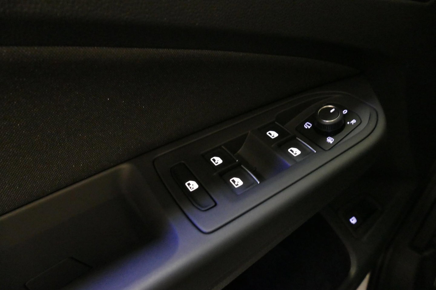 Volkswagen Golf 1.4 eHybrid GTE / GTI Look Diffuser / GTI Look Spoiler / Maxton Design Bodykit / Panoramadak / Matrix LED / Apple Carplay - Android Auto / Stoelverwarming / Ambienteverlichting / 19'' LMV / Achteruitrijcamera / Rode remzadels / Mistverlichting LED