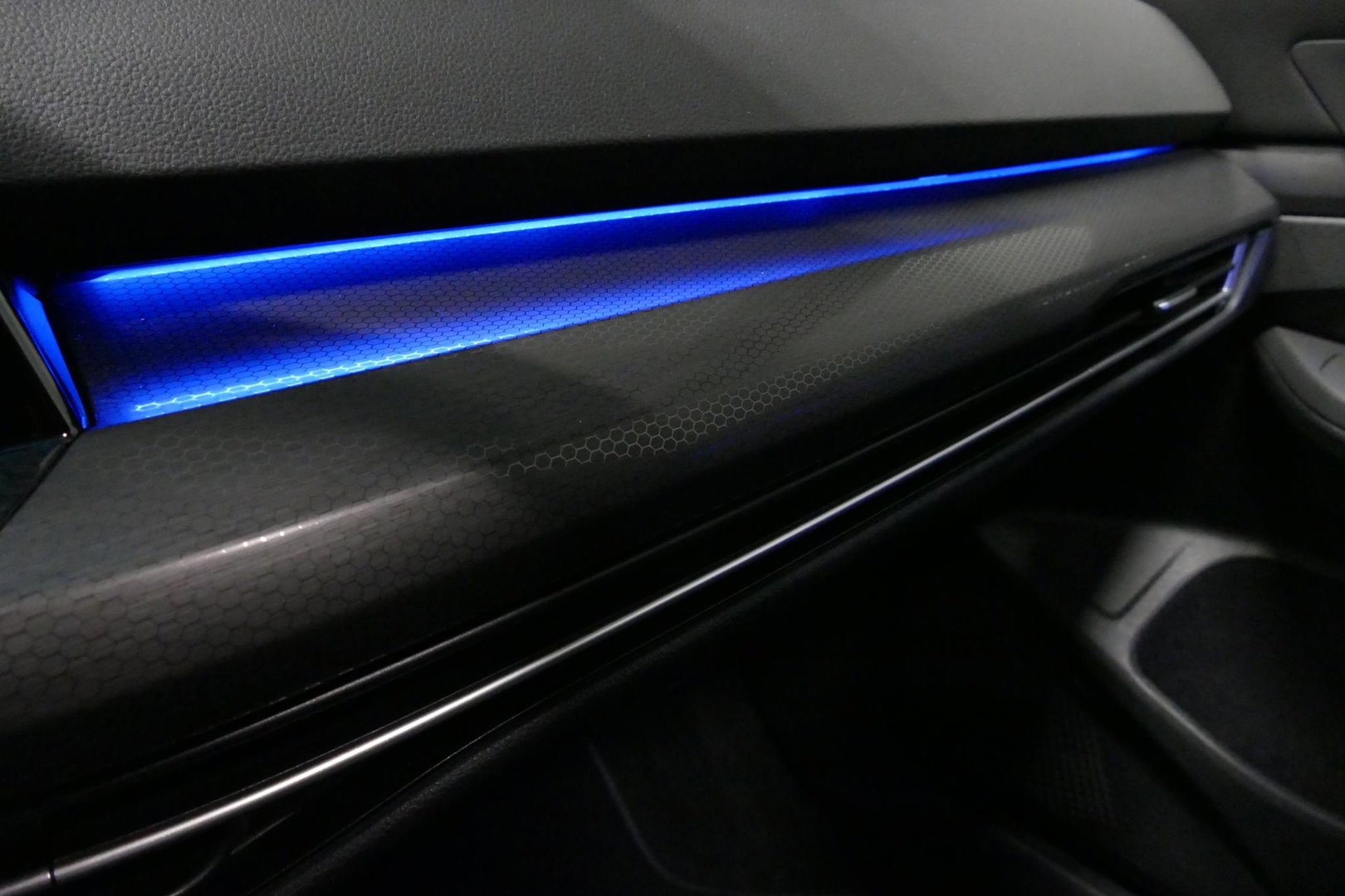 Volkswagen Golf 1.4 eHybrid GTE / GTI Look Diffuser / GTI Look Spoiler / Maxton Design Bodykit / Panoramadak / Matrix LED / Apple Carplay - Android Auto / Stoelverwarming / Ambienteverlichting / 19'' LMV / Achteruitrijcamera / Rode remzadels / Mistverlichting LED