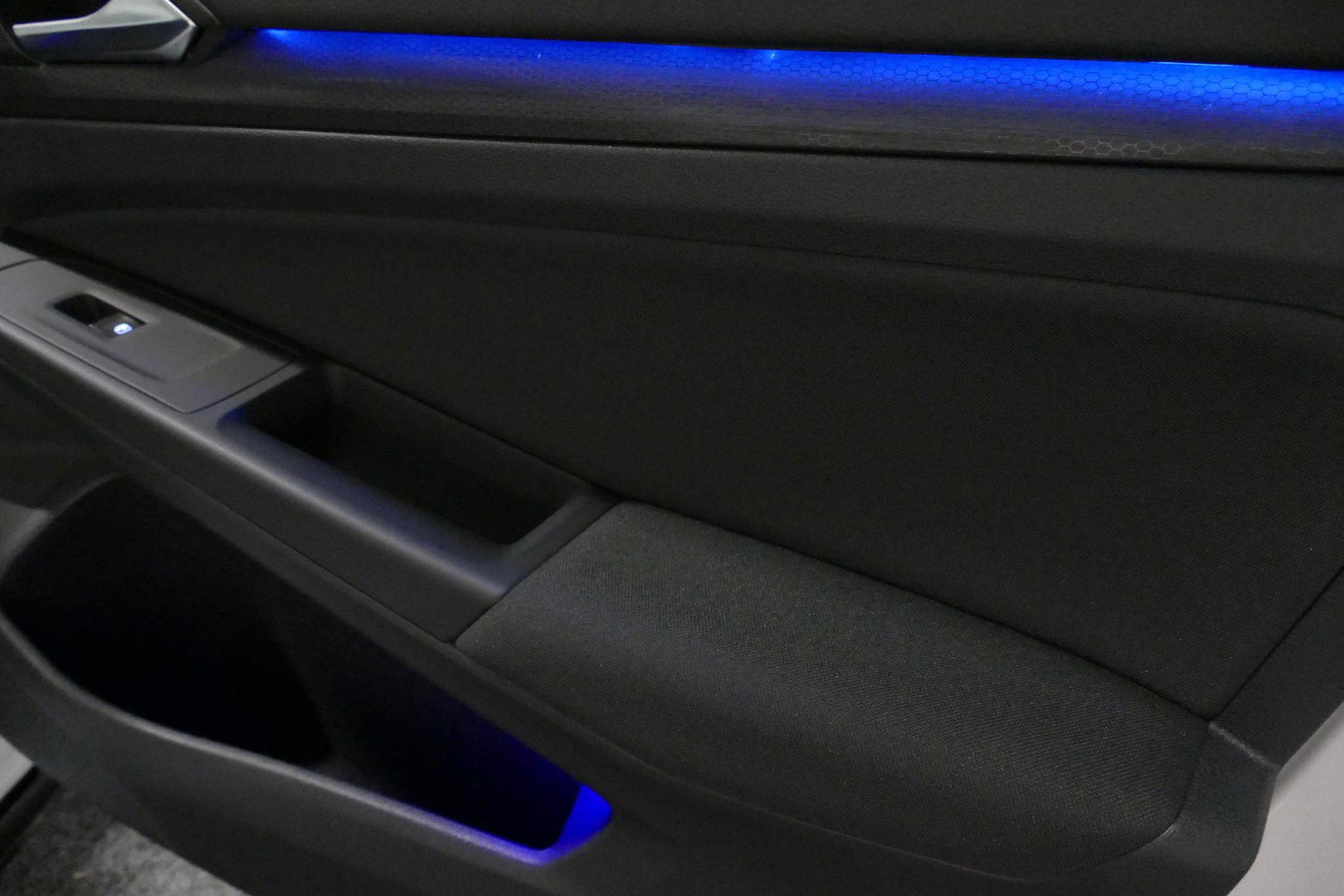 Volkswagen Golf 1.4 eHybrid GTE / GTI Look Diffuser / GTI Look Spoiler / Maxton Design Bodykit / Panoramadak / Matrix LED / Apple Carplay - Android Auto / Stoelverwarming / Ambienteverlichting / 19'' LMV / Achteruitrijcamera / Rode remzadels / Mistverlichting LED