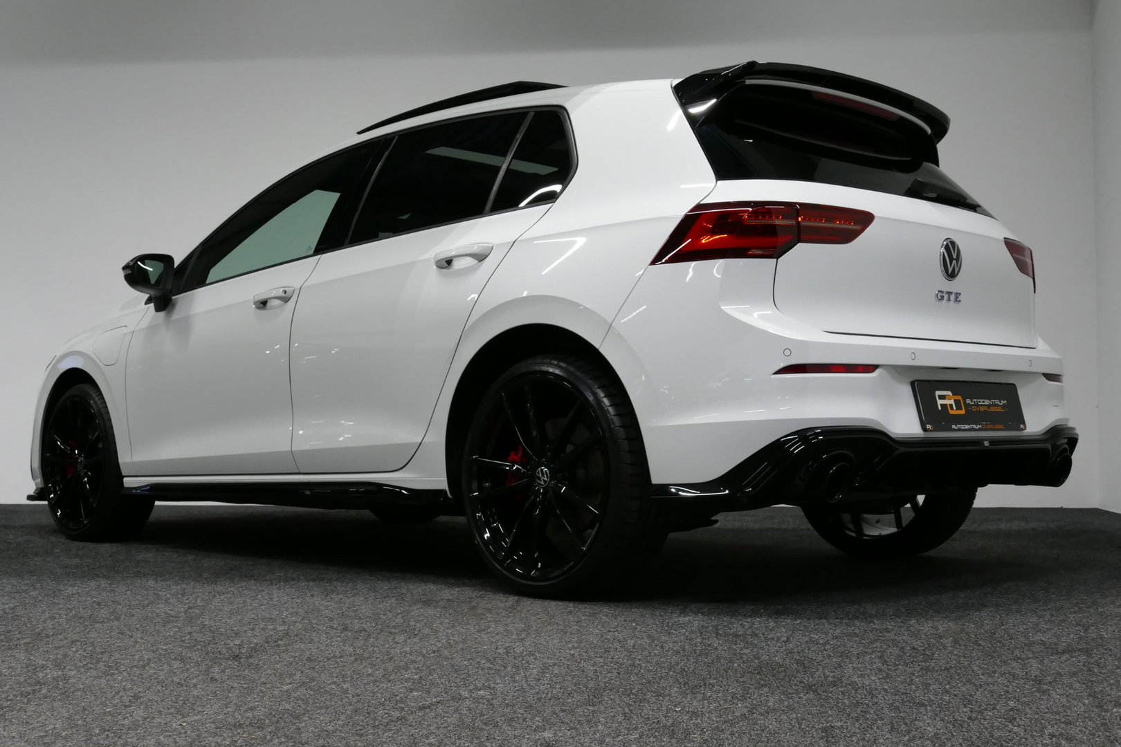 Volkswagen Golf 1.4 eHybrid GTE / GTI Look Diffuser / GTI Look Spoiler / Maxton Design Bodykit / Panoramadak / Matrix LED / Apple Carplay - Android Auto / Stoelverwarming / Ambienteverlichting / 19'' LMV / Achteruitrijcamera / Rode remzadels / Mistverlichting LED
