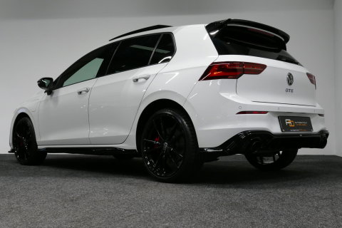 Volkswagen Golf 1.4 eHybrid GTE / GTI Look Diffuser / GTI Look Spoiler / Maxton Design Bodykit / Panoramadak / Matrix LED / Apple Carplay - Android Auto / Stoelverwarming / Ambienteverlichting / 19'' LMV / Achteruitrijcamera / Rode remzadels / Mistverlichting LED