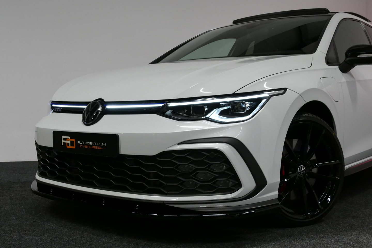 Volkswagen Golf 1.4 eHybrid GTE / GTI Look Diffuser / GTI Look Spoiler / Maxton Design Bodykit / Panoramadak / Matrix LED / Apple Carplay - Android Auto / Stoelverwarming / Ambienteverlichting / 19'' LMV / Achteruitrijcamera / Rode remzadels / Mistverlichting LED