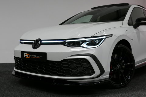 Volkswagen Golf 1.4 eHybrid GTE / GTI Look Diffuser / GTI Look Spoiler / Maxton Design Bodykit / Panoramadak / Matrix LED / Apple Carplay - Android Auto / Stoelverwarming / Ambienteverlichting / 19'' LMV / Achteruitrijcamera / Rode remzadels / Mistverlichting LED