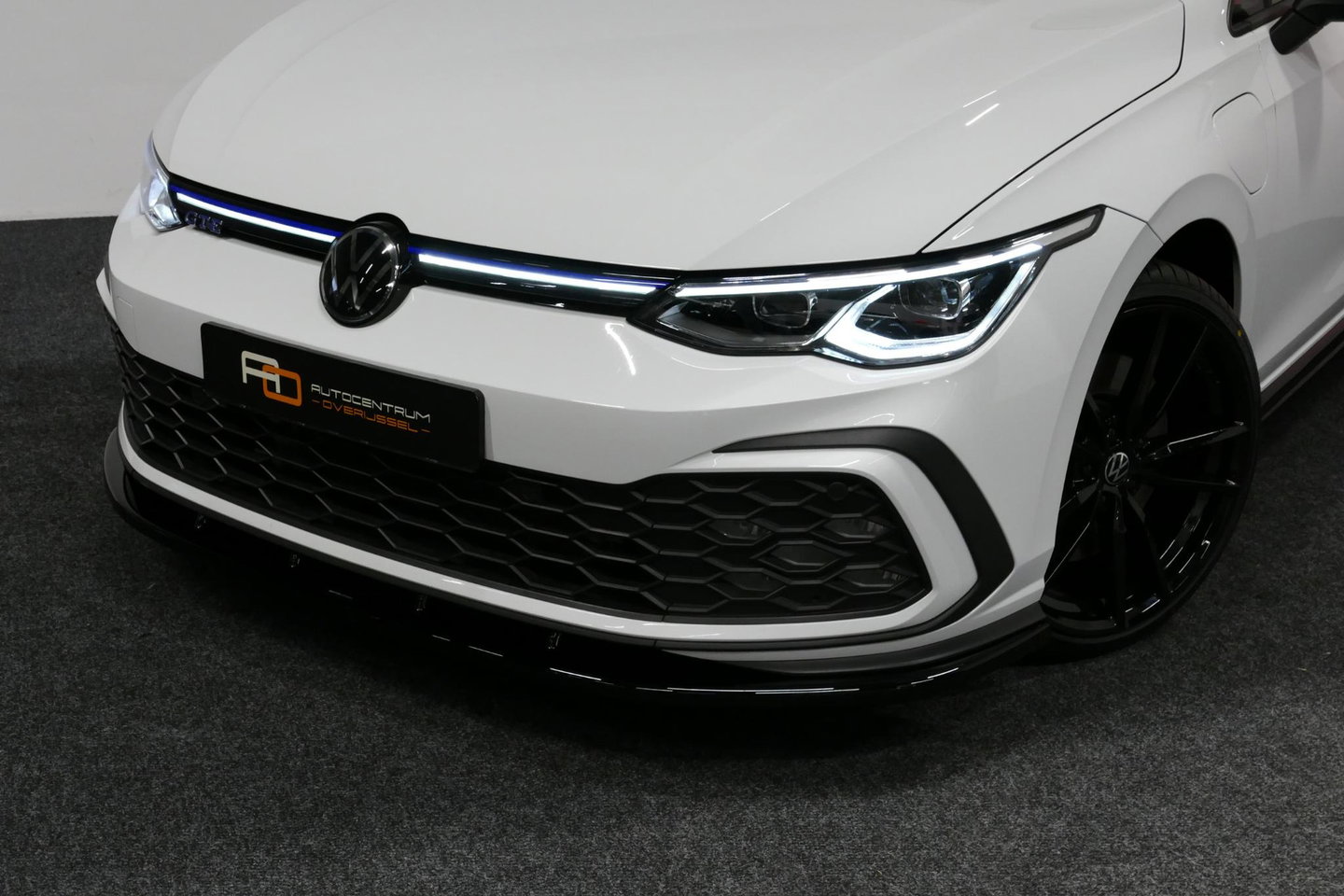 Volkswagen Golf 1.4 eHybrid GTE / GTI Look Diffuser / GTI Look Spoiler / Maxton Design Bodykit / Panoramadak / Matrix LED / Apple Carplay - Android Auto / Stoelverwarming / Ambienteverlichting / 19'' LMV / Achteruitrijcamera / Rode remzadels / Mistverlichting LED