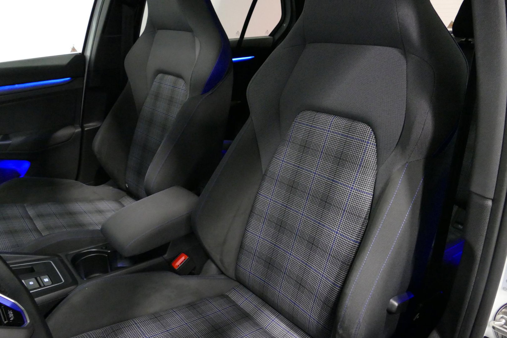 Volkswagen Golf 1.4 eHybrid GTE / GTI Look Diffuser / GTI Look Spoiler / Maxton Design Bodykit / Panoramadak / Matrix LED / Apple Carplay - Android Auto / Stoelverwarming / Ambienteverlichting / 19'' LMV / Achteruitrijcamera / Rode remzadels / Mistverlichting LED