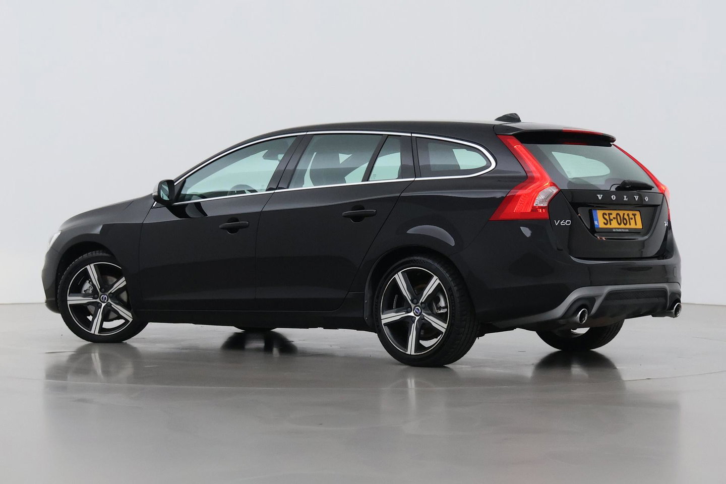 Volvo V60 T4 Business Sport R-Design | ACC | BLIS | Adaptieve Xenon | Stoelverwarming | Navigatie | 18 Inch