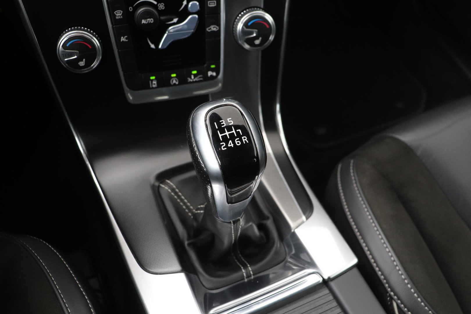 Volvo V60 T4 Business Sport R-Design | ACC | BLIS | Adaptieve Xenon | Stoelverwarming | Navigatie | 18 Inch