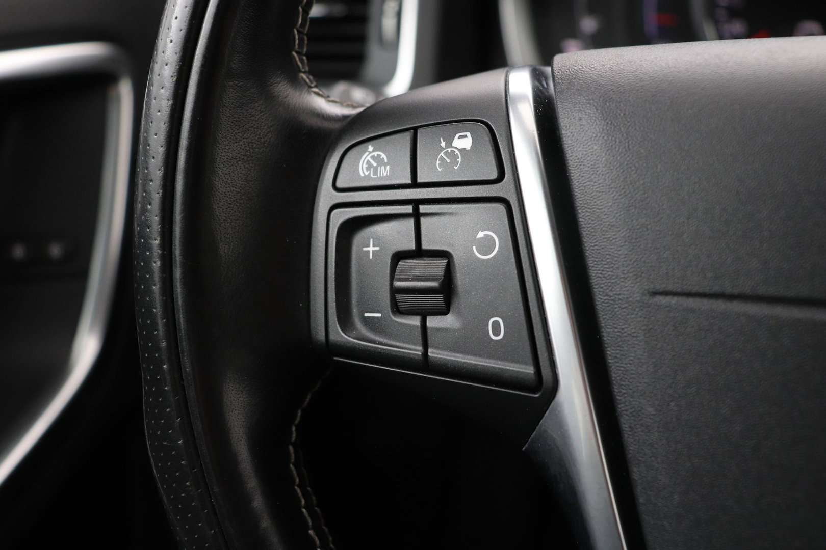 Volvo V60 T4 Business Sport R-Design | ACC | BLIS | Adaptieve Xenon | Stoelverwarming | Navigatie | 18 Inch