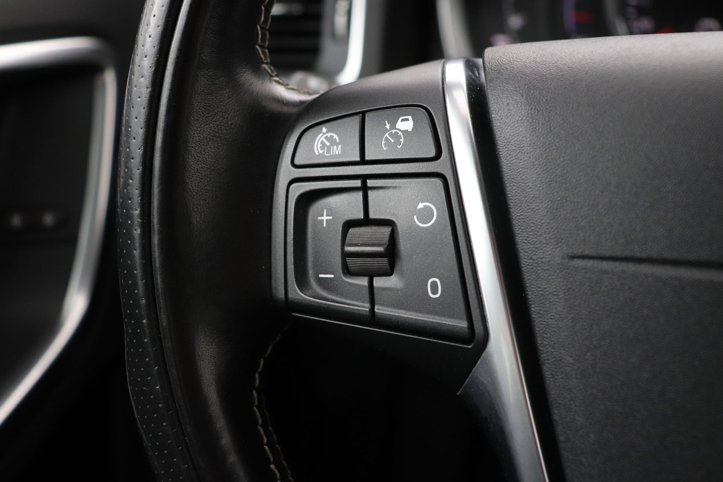 Volvo V60 T4 Business Sport R-Design | ACC | BLIS | Adaptieve Xenon | Stoelverwarming | Navigatie | 18 Inch