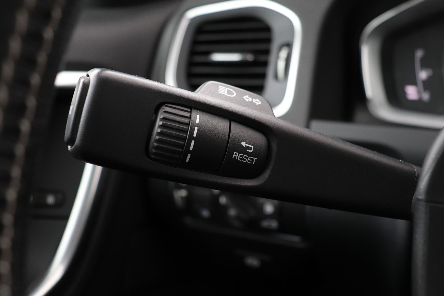 Volvo V60 T4 Business Sport R-Design | ACC | BLIS | Adaptieve Xenon | Stoelverwarming | Navigatie | 18 Inch
