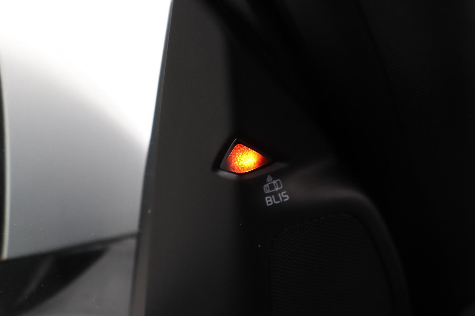 Volvo V60 T4 Business Sport R-Design | ACC | BLIS | Adaptieve Xenon | Stoelverwarming | Navigatie | 18 Inch