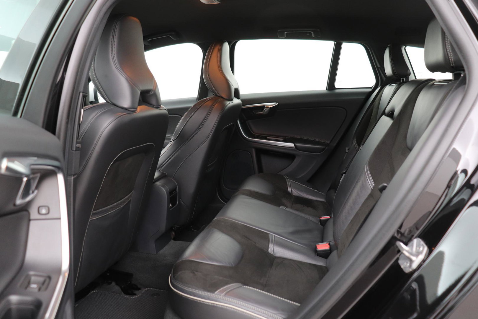 Volvo V60 T4 Business Sport R-Design | ACC | BLIS | Adaptieve Xenon | Stoelverwarming | Navigatie | 18 Inch