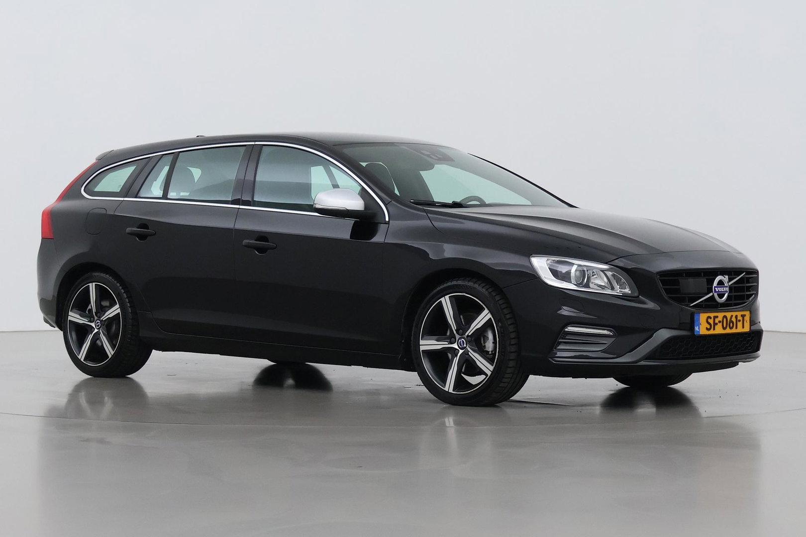 Volvo V60 T4 Business Sport R-Design | ACC | BLIS | Adaptieve Xenon | Stoelverwarming | Navigatie | 18 Inch