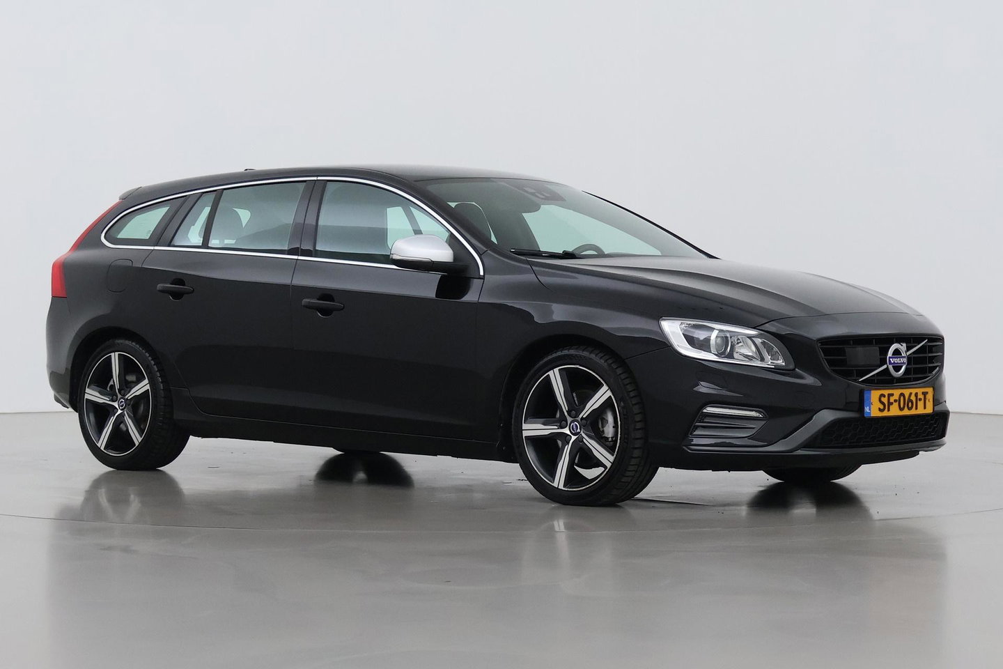 Volvo V60 T4 Business Sport R-Design | ACC | BLIS | Adaptieve Xenon | Stoelverwarming | Navigatie | 18 Inch