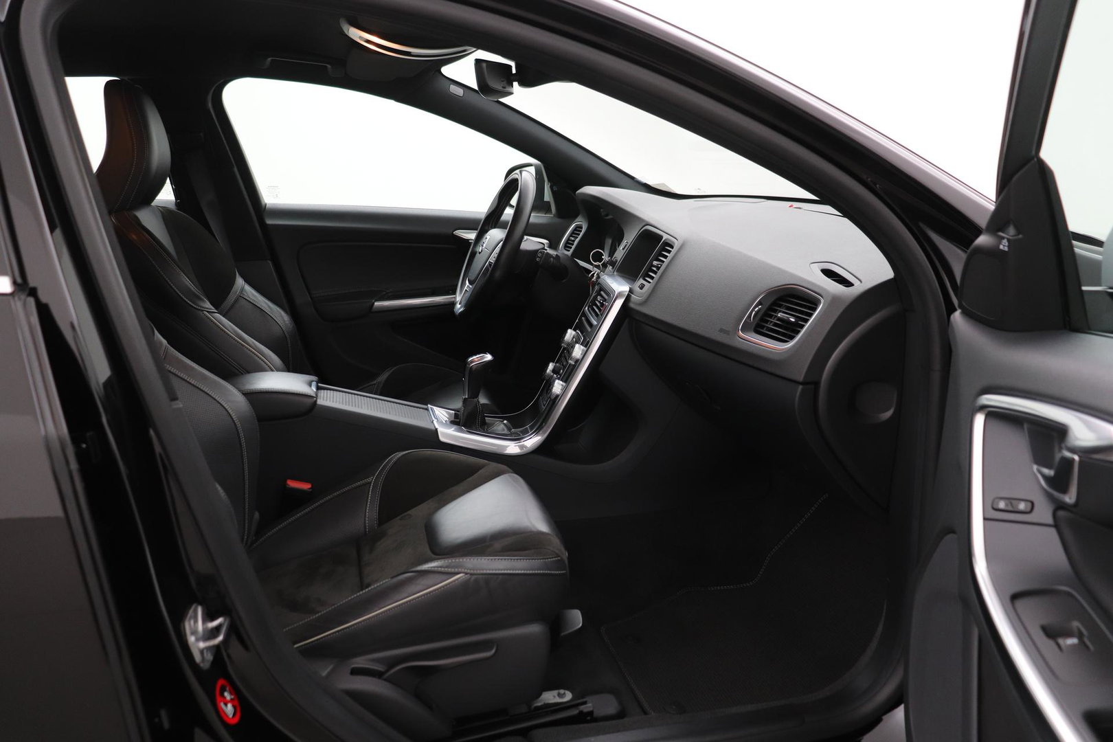 Volvo V60 T4 Business Sport R-Design | ACC | BLIS | Adaptieve Xenon | Stoelverwarming | Navigatie | 18 Inch