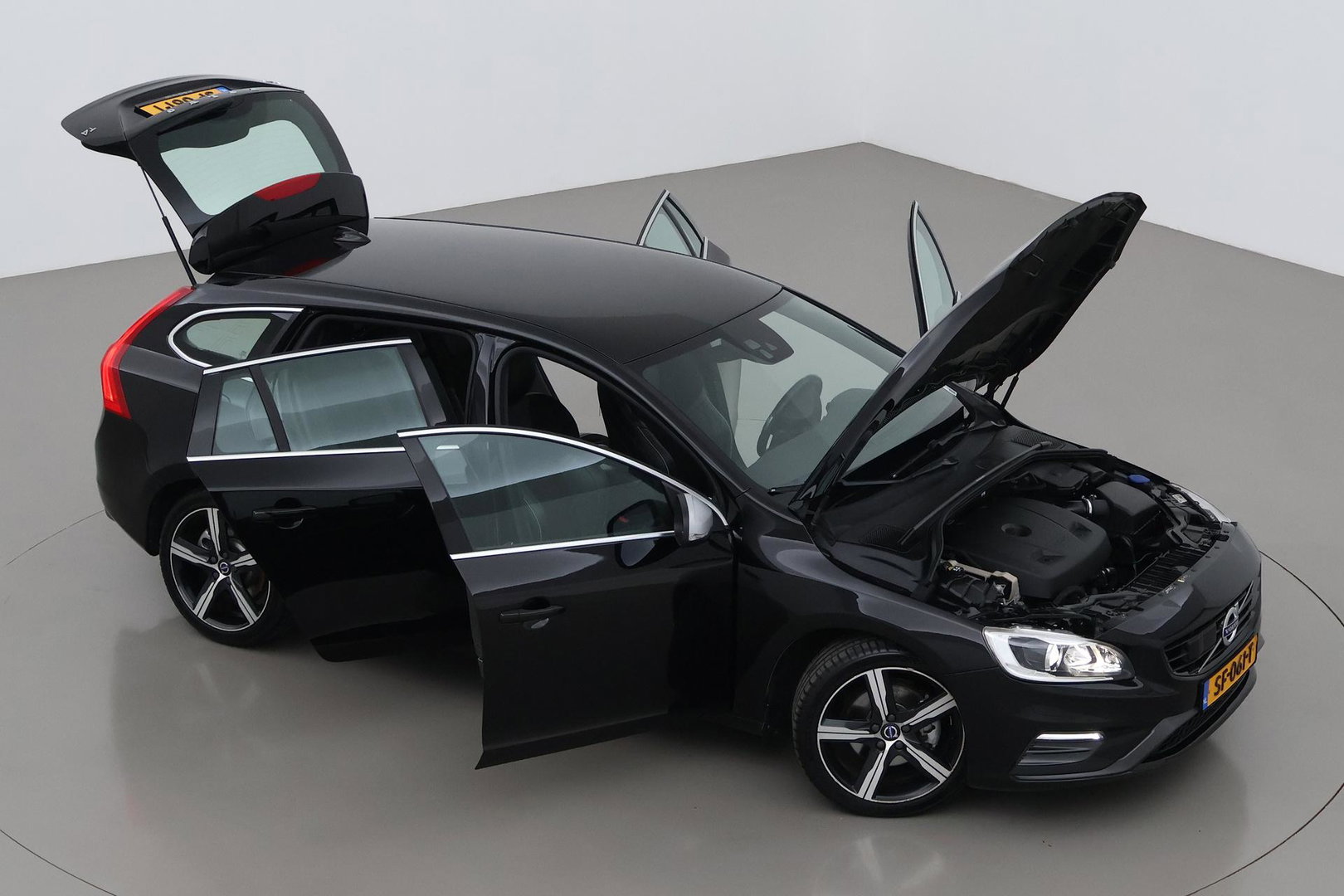 Volvo V60 T4 Business Sport R-Design | ACC | BLIS | Adaptieve Xenon | Stoelverwarming | Navigatie | 18 Inch