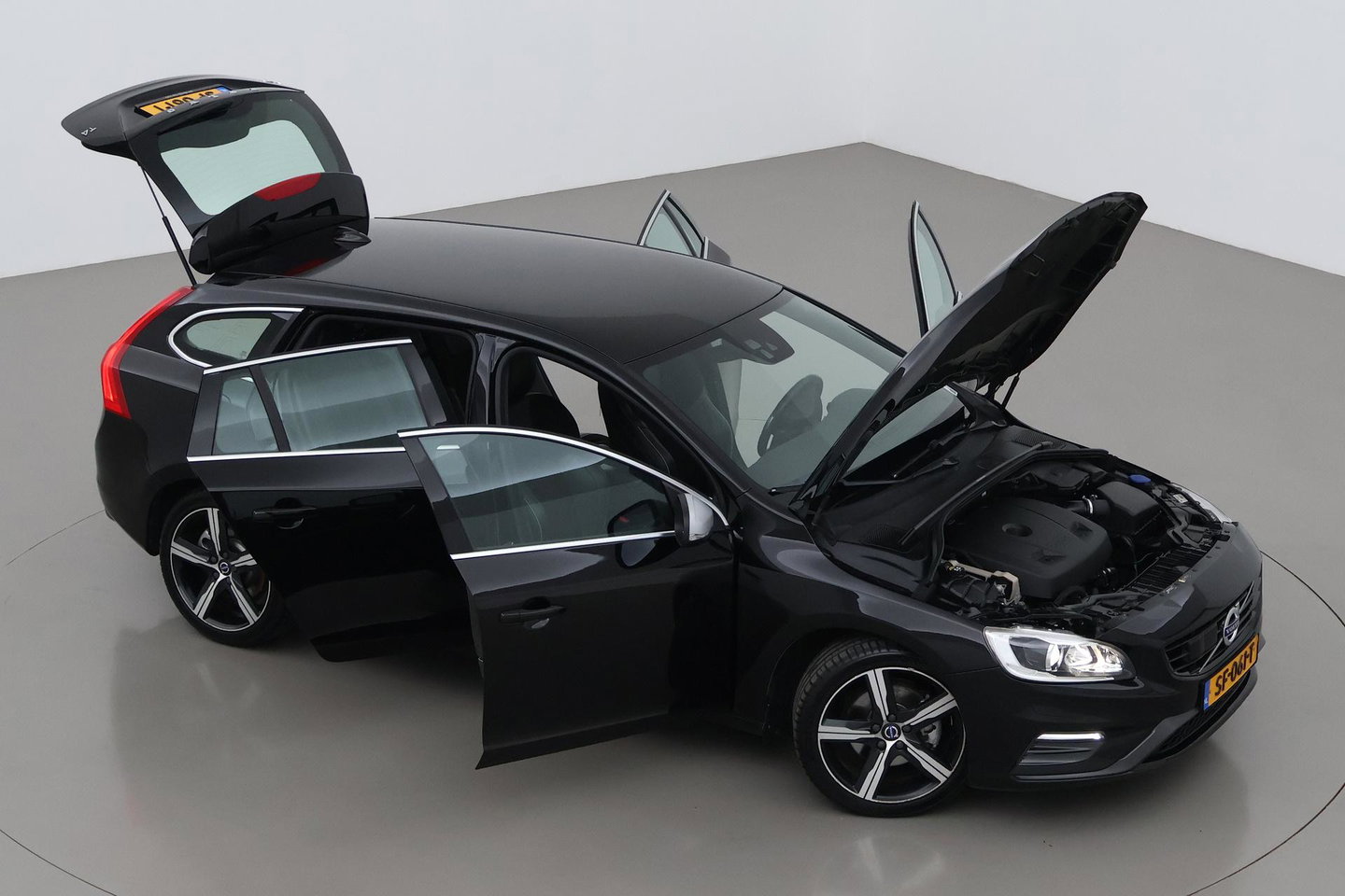 Volvo V60 T4 Business Sport R-Design | ACC | BLIS | Adaptieve Xenon | Stoelverwarming | Navigatie | 18 Inch