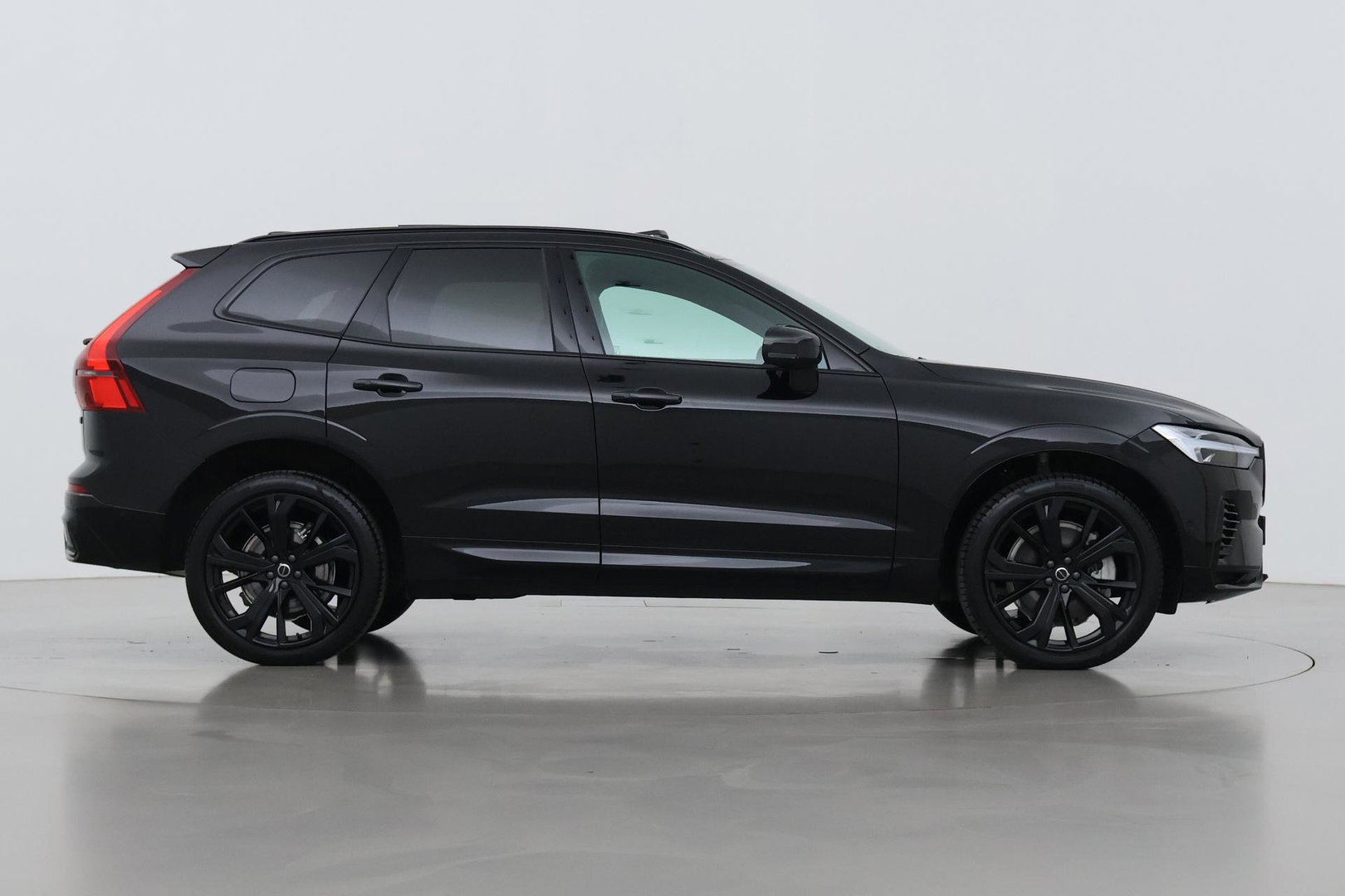 Volvo XC60 T8 Ultra Black Edition | Luchtvering | Bowers&Wilkins | Panoramadak | 360° Camera | Massage+Ventilatie | Head-Up | Trekhaak | BLIS | 21 Inch