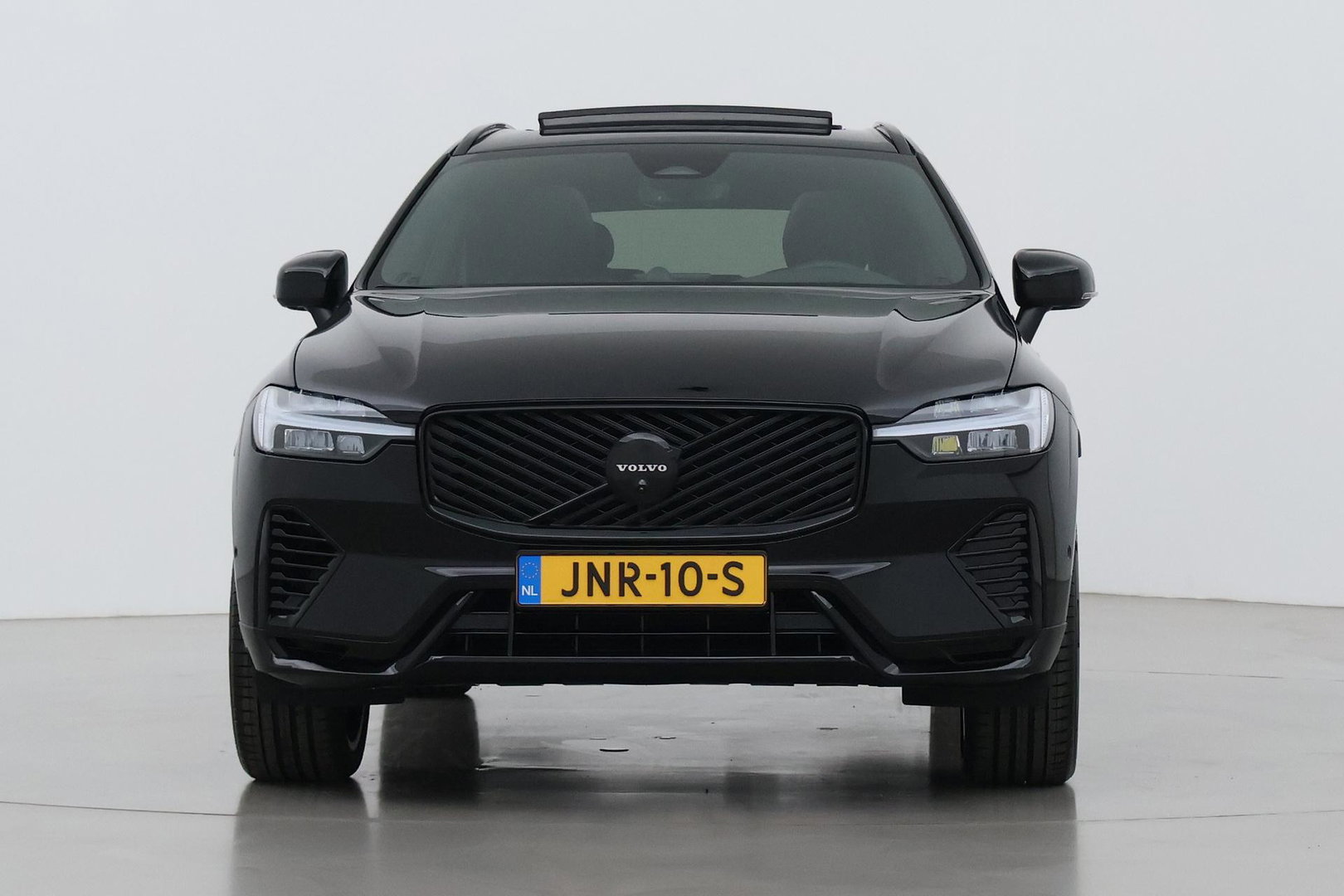 Volvo XC60 T8 Ultra Black Edition | Luchtvering | Bowers&Wilkins | Panoramadak | 360° Camera | Massage+Ventilatie | Head-Up | Trekhaak | BLIS | 21 Inch