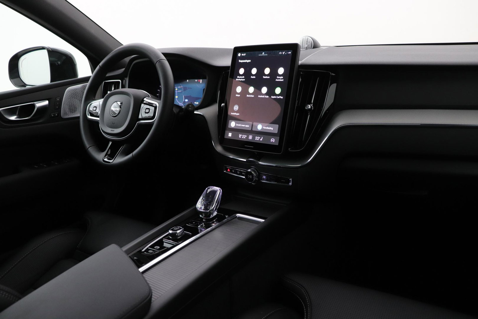Volvo XC60 T8 Ultra Black Edition | Luchtvering | Bowers&Wilkins | Panoramadak | 360° Camera | Massage+Ventilatie | Head-Up | Trekhaak | BLIS | 21 Inch