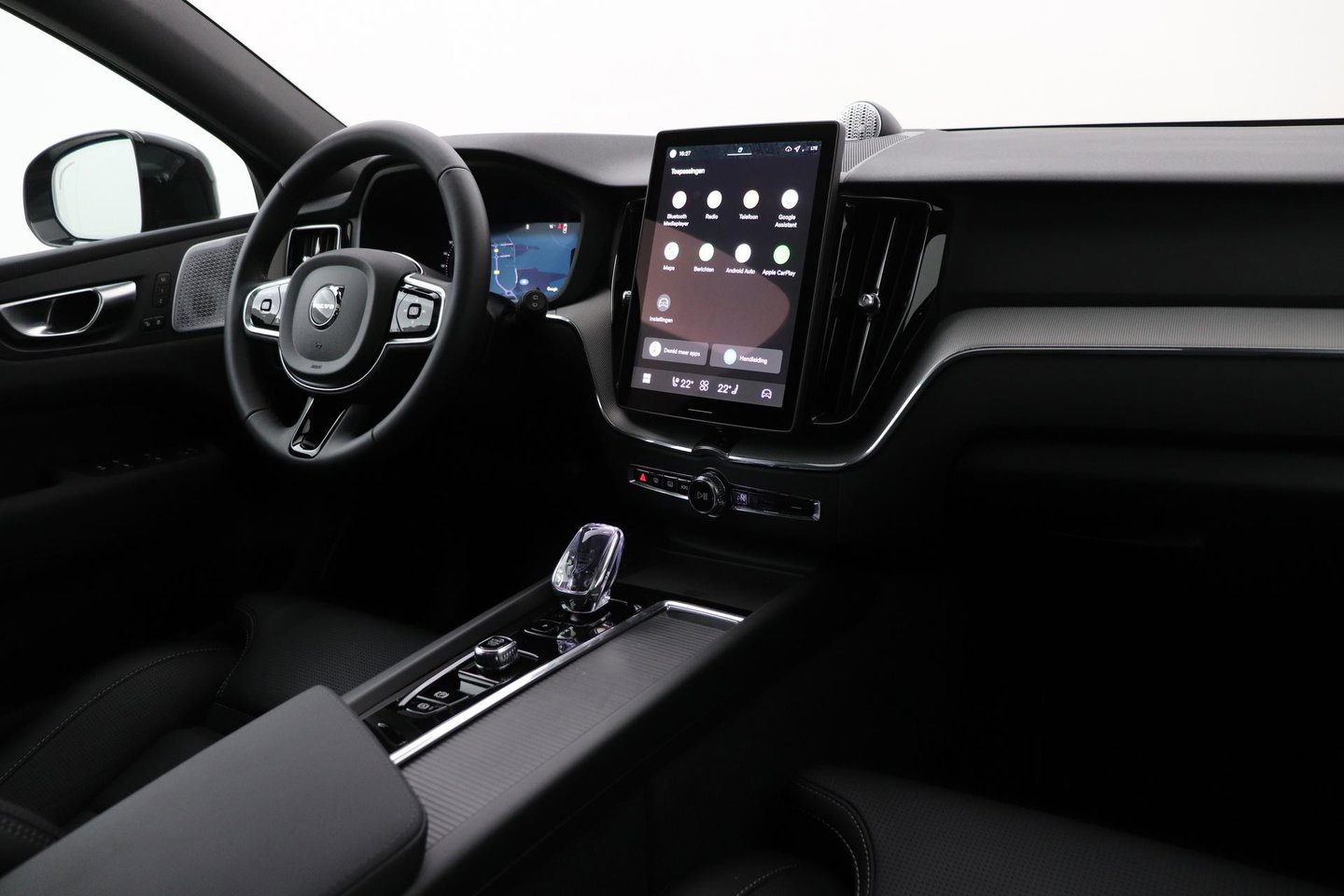Volvo XC60 T8 Ultra Black Edition | Luchtvering | Bowers&Wilkins | Panoramadak | 360° Camera | Massage+Ventilatie | Head-Up | Trekhaak | BLIS | 21 Inch