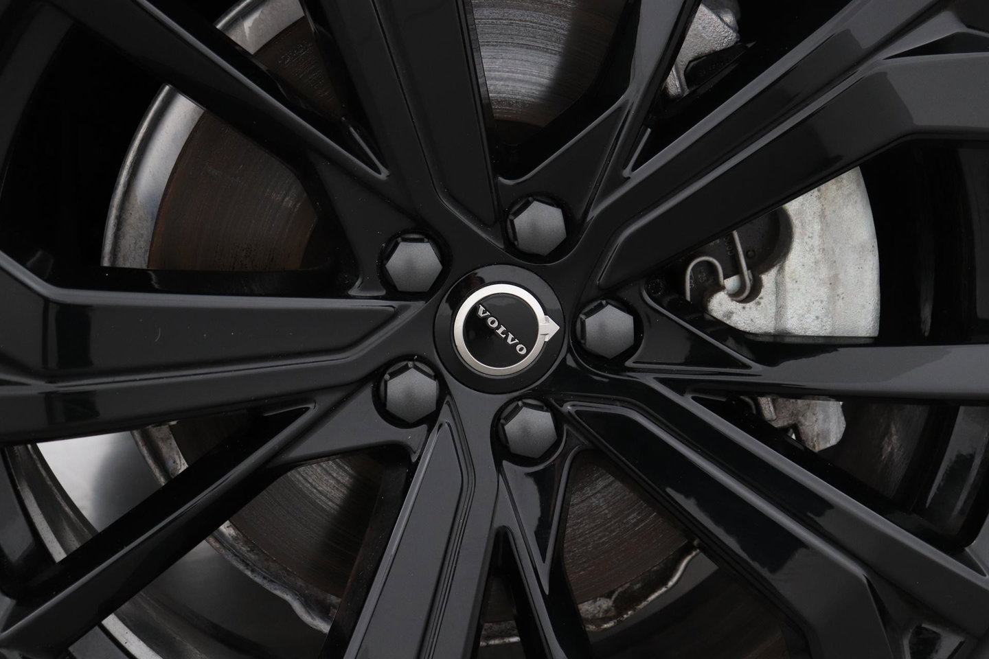 Volvo XC60 T8 Ultra Black Edition | Luchtvering | Bowers&Wilkins | Panoramadak | 360° Camera | Massage+Ventilatie | Head-Up | Trekhaak | BLIS | 21 Inch