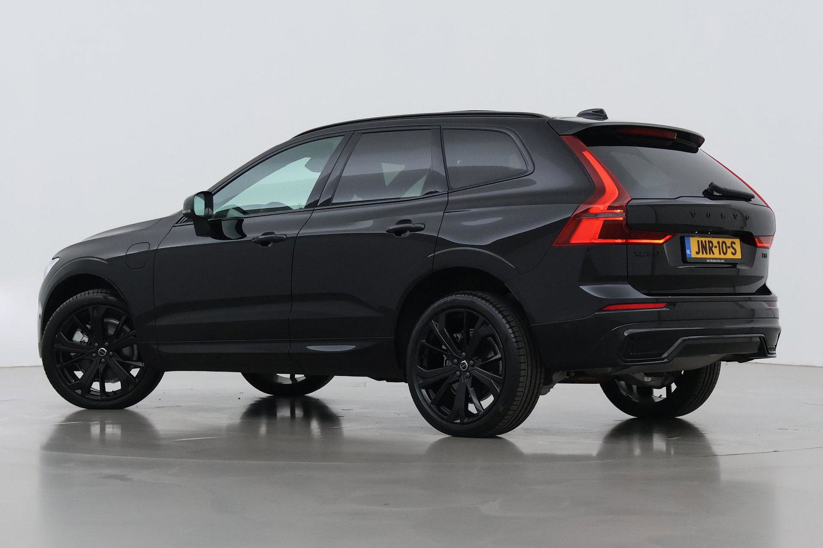 Volvo XC60 T8 Ultra Black Edition | Luchtvering | Bowers&Wilkins | Panoramadak | 360° Camera | Massage+Ventilatie | Head-Up | Trekhaak | BLIS | 21 Inch