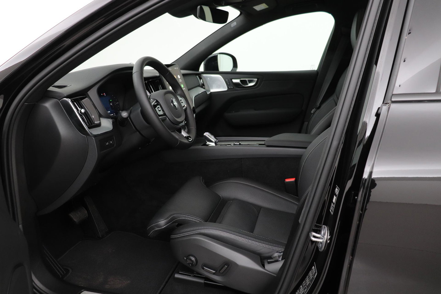 Volvo XC60 T8 Ultra Black Edition | Luchtvering | Bowers&Wilkins | Panoramadak | 360° Camera | Massage+Ventilatie | Head-Up | Trekhaak | BLIS | 21 Inch