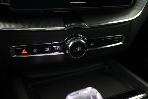 Volvo XC60 T8 Ultra Black Edition | Luchtvering | Bowers&Wilkins | Panoramadak | 360° Camera | Massage+Ventilatie | Head-Up | Trekhaak | BLIS | 21 Inch