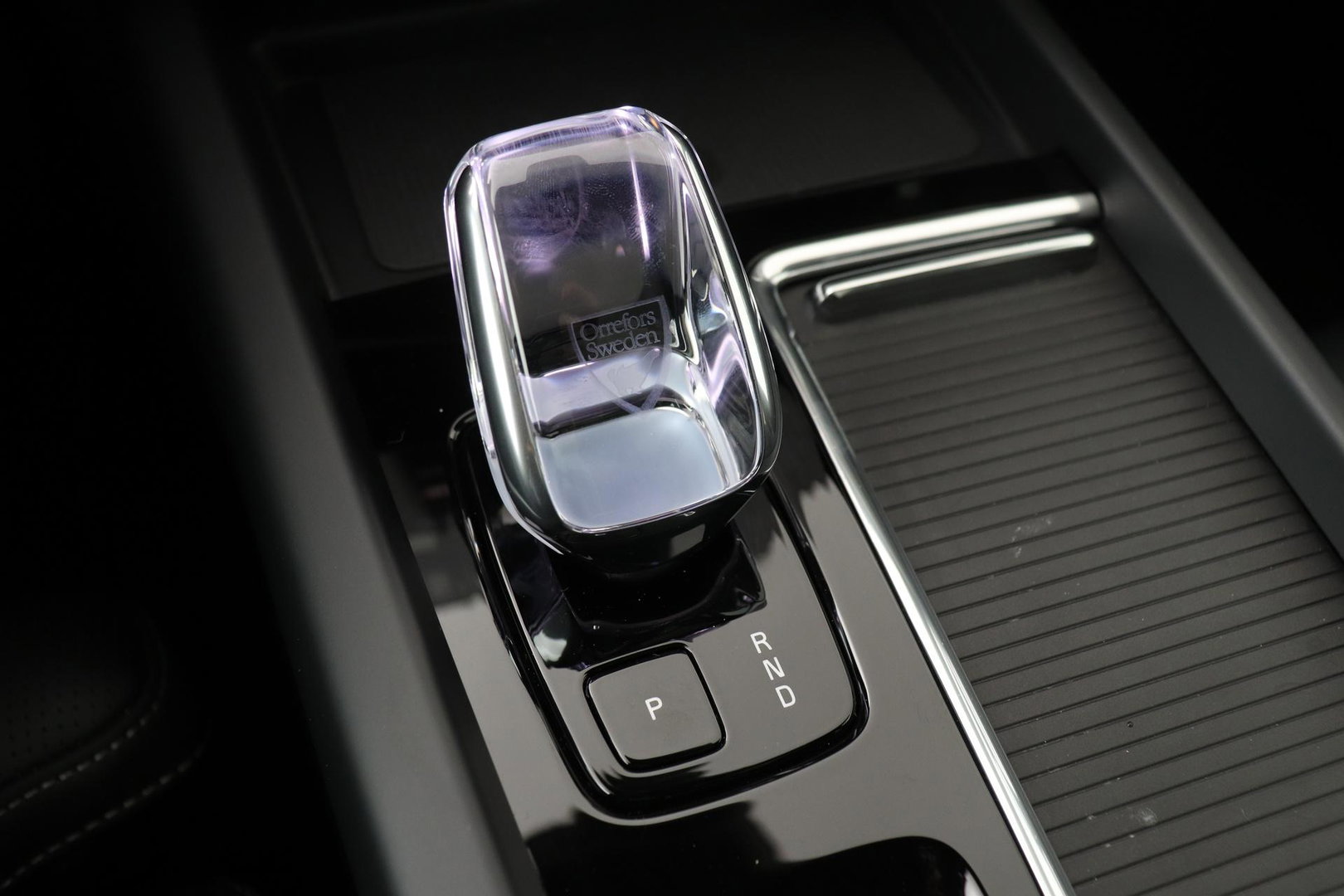 Volvo XC60 T8 Ultra Black Edition | Luchtvering | Bowers&Wilkins | Panoramadak | 360° Camera | Massage+Ventilatie | Head-Up | Trekhaak | BLIS | 21 Inch