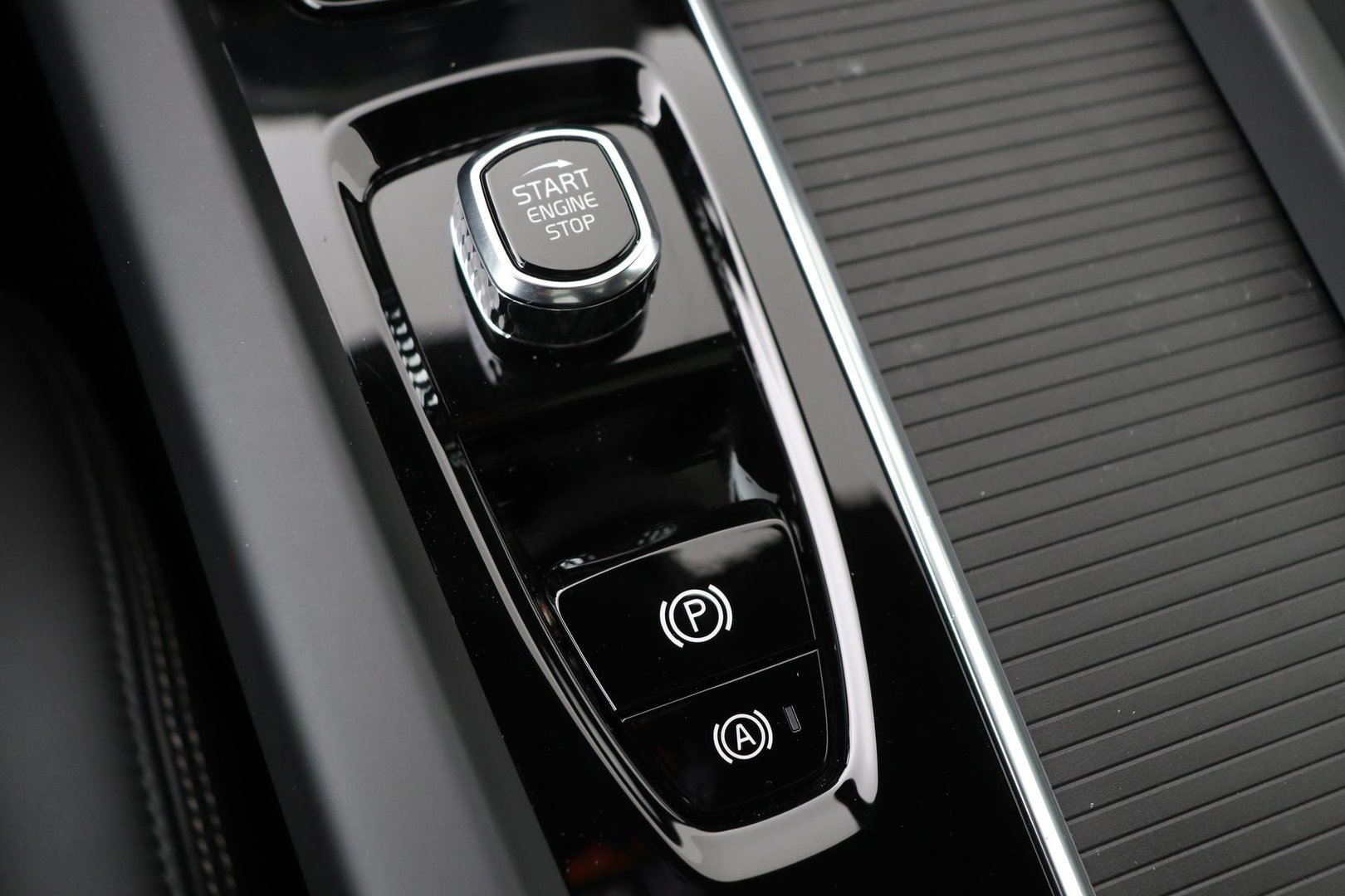 Volvo XC60 T8 Ultra Black Edition | Luchtvering | Bowers&Wilkins | Panoramadak | 360° Camera | Massage+Ventilatie | Head-Up | Trekhaak | BLIS | 21 Inch