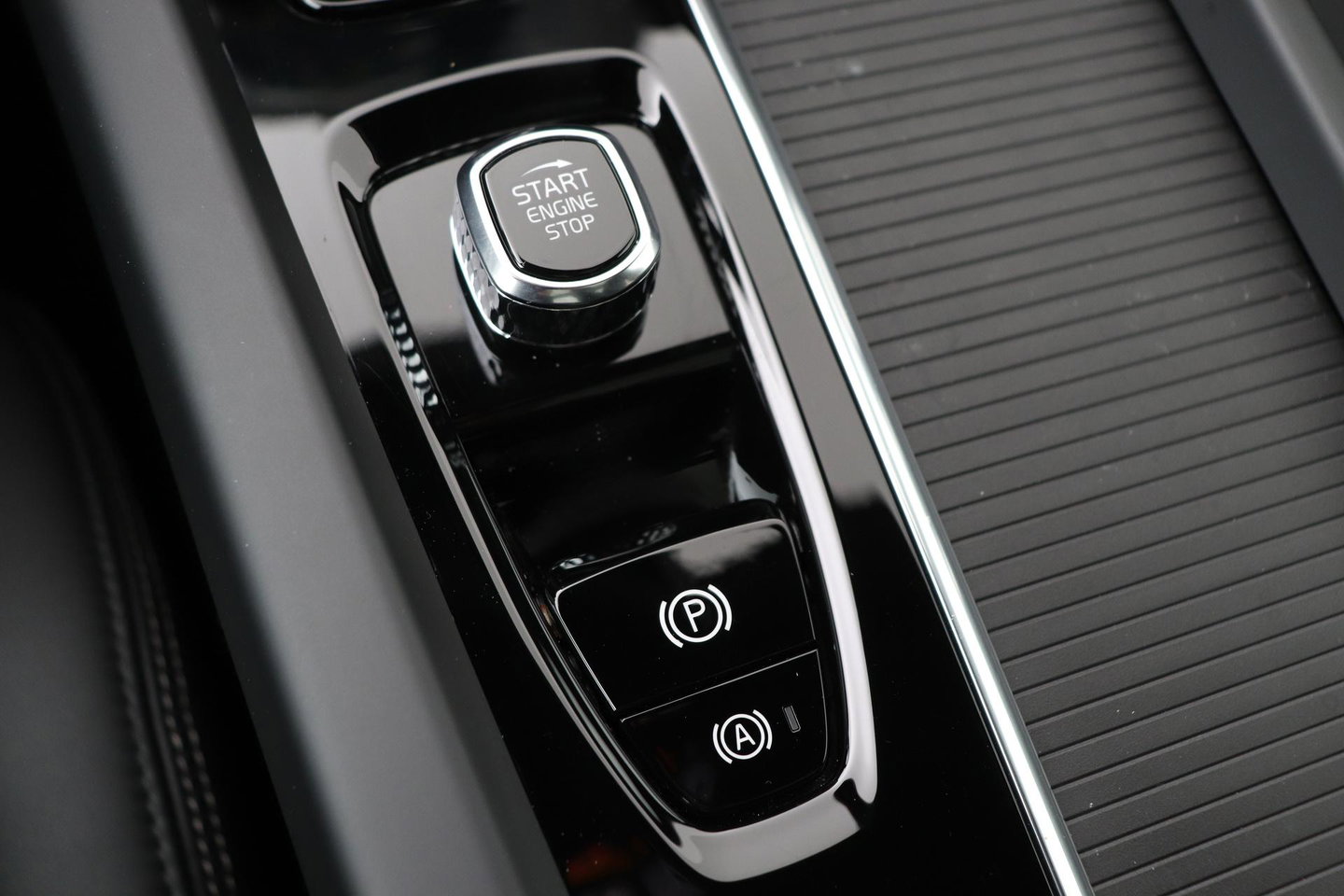 Volvo XC60 T8 Ultra Black Edition | Luchtvering | Bowers&Wilkins | Panoramadak | 360° Camera | Massage+Ventilatie | Head-Up | Trekhaak | BLIS | 21 Inch