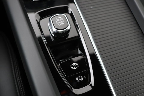 Volvo XC60 T8 Ultra Black Edition | Luchtvering | Bowers&Wilkins | Panoramadak | 360° Camera | Massage+Ventilatie | Head-Up | Trekhaak | BLIS | 21 Inch