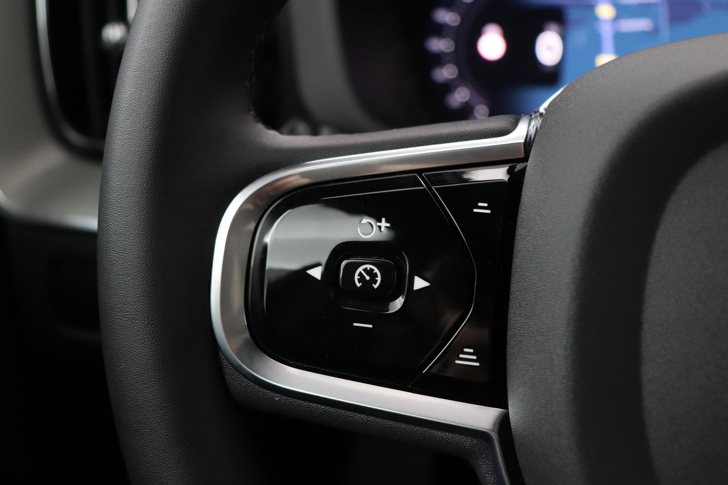 Volvo XC60 T8 Ultra Black Edition | Luchtvering | Bowers&Wilkins | Panoramadak | 360° Camera | Massage+Ventilatie | Head-Up | Trekhaak | BLIS | 21 Inch