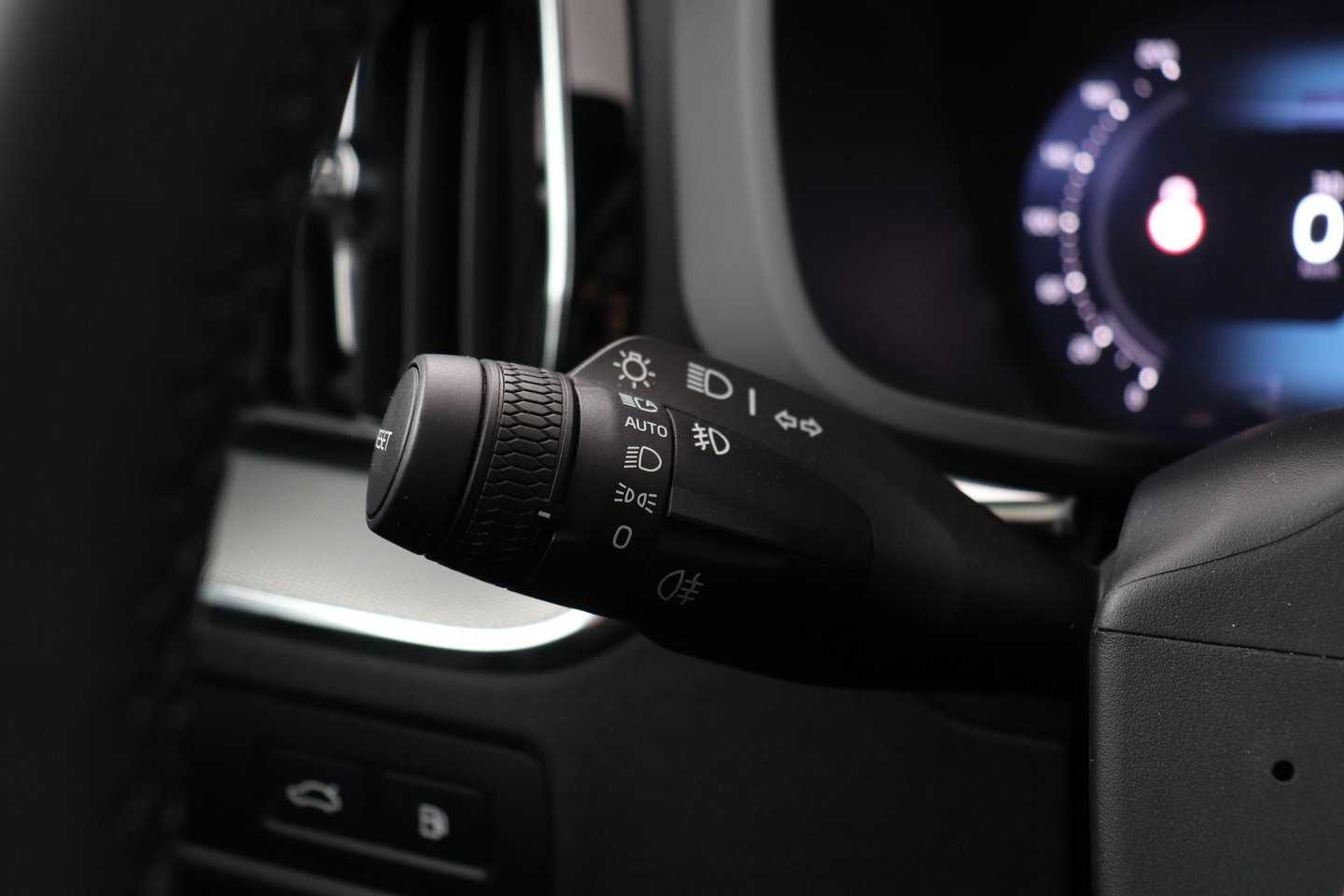 Volvo XC60 T8 Ultra Black Edition | Luchtvering | Bowers&Wilkins | Panoramadak | 360° Camera | Massage+Ventilatie | Head-Up | Trekhaak | BLIS | 21 Inch