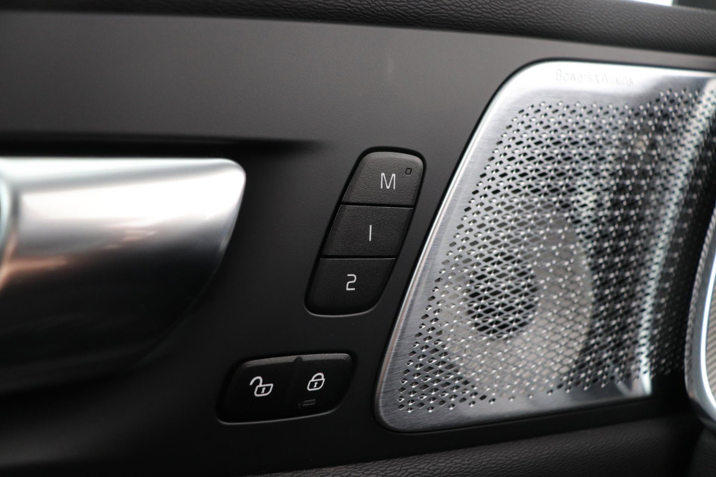 Volvo XC60 T8 Ultra Black Edition | Luchtvering | Bowers&Wilkins | Panoramadak | 360° Camera | Massage+Ventilatie | Head-Up | Trekhaak | BLIS | 21 Inch