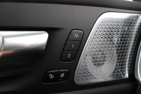 Volvo XC60 T8 Ultra Black Edition | Luchtvering | Bowers&Wilkins | Panoramadak | 360° Camera | Massage+Ventilatie | Head-Up | Trekhaak | BLIS | 21 Inch