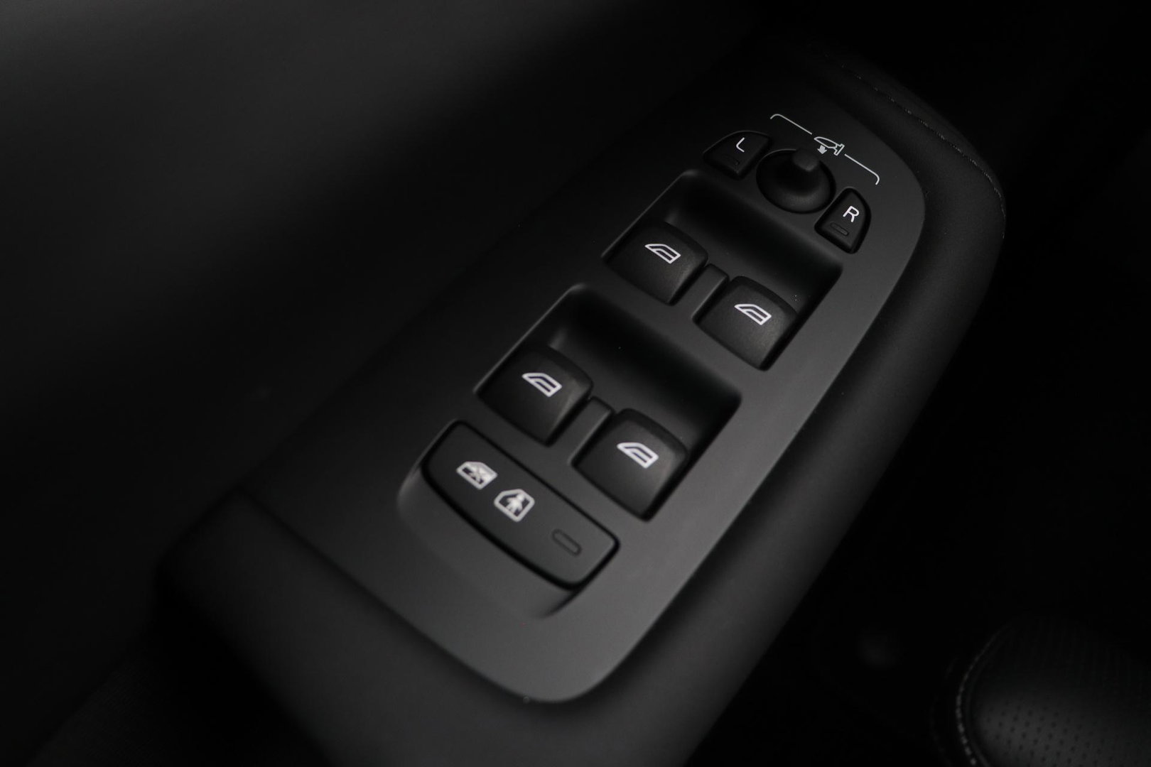 Volvo XC60 T8 Ultra Black Edition | Luchtvering | Bowers&Wilkins | Panoramadak | 360° Camera | Massage+Ventilatie | Head-Up | Trekhaak | BLIS | 21 Inch