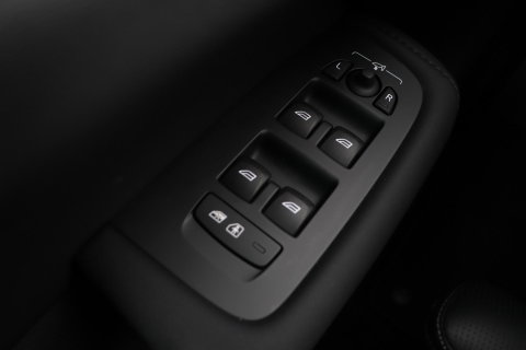Volvo XC60 T8 Ultra Black Edition | Luchtvering | Bowers&Wilkins | Panoramadak | 360° Camera | Massage+Ventilatie | Head-Up | Trekhaak | BLIS | 21 Inch