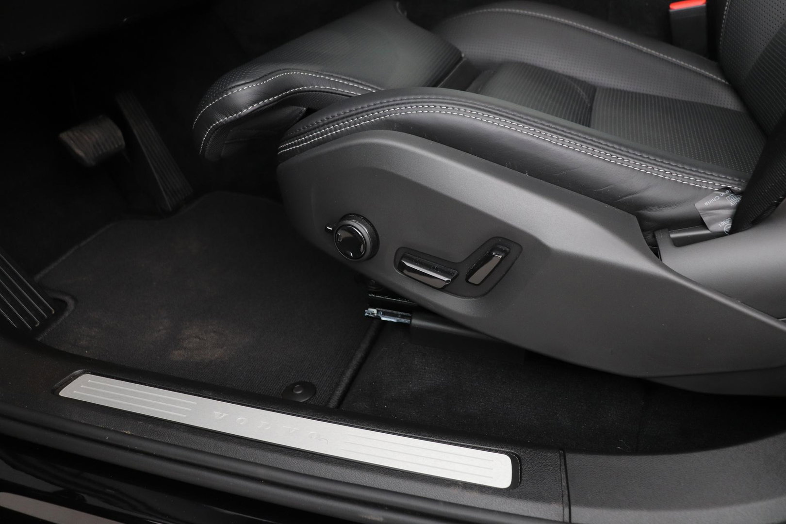 Volvo XC60 T8 Ultra Black Edition | Luchtvering | Bowers&Wilkins | Panoramadak | 360° Camera | Massage+Ventilatie | Head-Up | Trekhaak | BLIS | 21 Inch