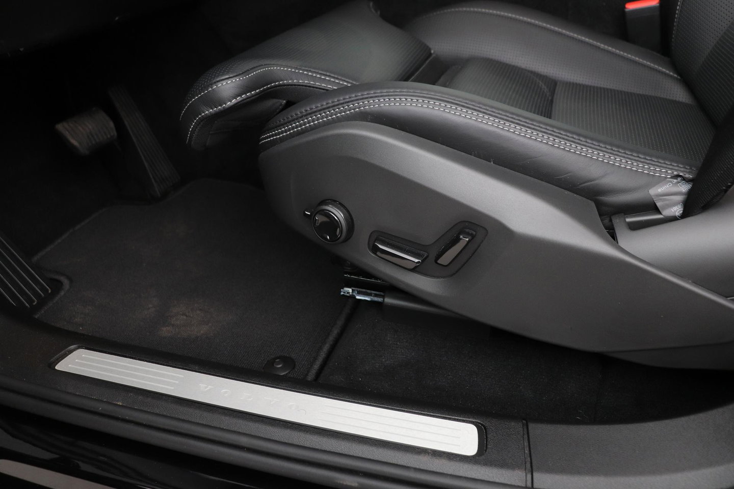 Volvo XC60 T8 Ultra Black Edition | Luchtvering | Bowers&Wilkins | Panoramadak | 360° Camera | Massage+Ventilatie | Head-Up | Trekhaak | BLIS | 21 Inch