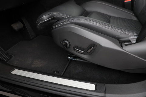 Volvo XC60 T8 Ultra Black Edition | Luchtvering | Bowers&Wilkins | Panoramadak | 360° Camera | Massage+Ventilatie | Head-Up | Trekhaak | BLIS | 21 Inch