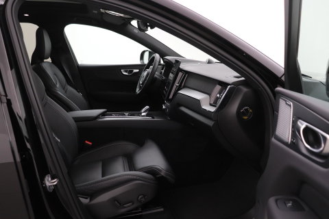 Volvo XC60 T8 Ultra Black Edition | Luchtvering | Bowers&Wilkins | Panoramadak | 360° Camera | Massage+Ventilatie | Head-Up | Trekhaak | BLIS | 21 Inch