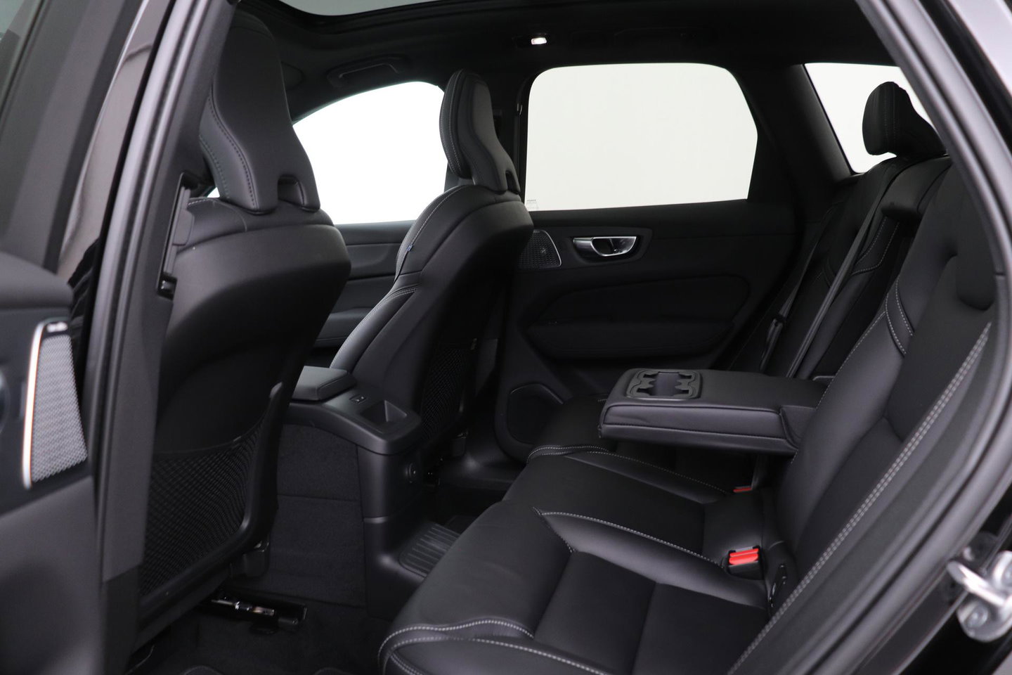 Volvo XC60 T8 Ultra Black Edition | Luchtvering | Bowers&Wilkins | Panoramadak | 360° Camera | Massage+Ventilatie | Head-Up | Trekhaak | BLIS | 21 Inch