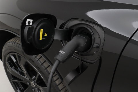 Volvo XC60 T8 Ultra Black Edition | Luchtvering | Bowers&Wilkins | Panoramadak | 360° Camera | Massage+Ventilatie | Head-Up | Trekhaak | BLIS | 21 Inch