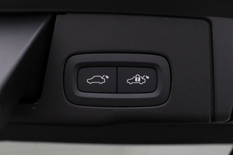 Volvo XC60 T8 Ultra Black Edition | Luchtvering | Bowers&Wilkins | Panoramadak | 360° Camera | Massage+Ventilatie | Head-Up | Trekhaak | BLIS | 21 Inch