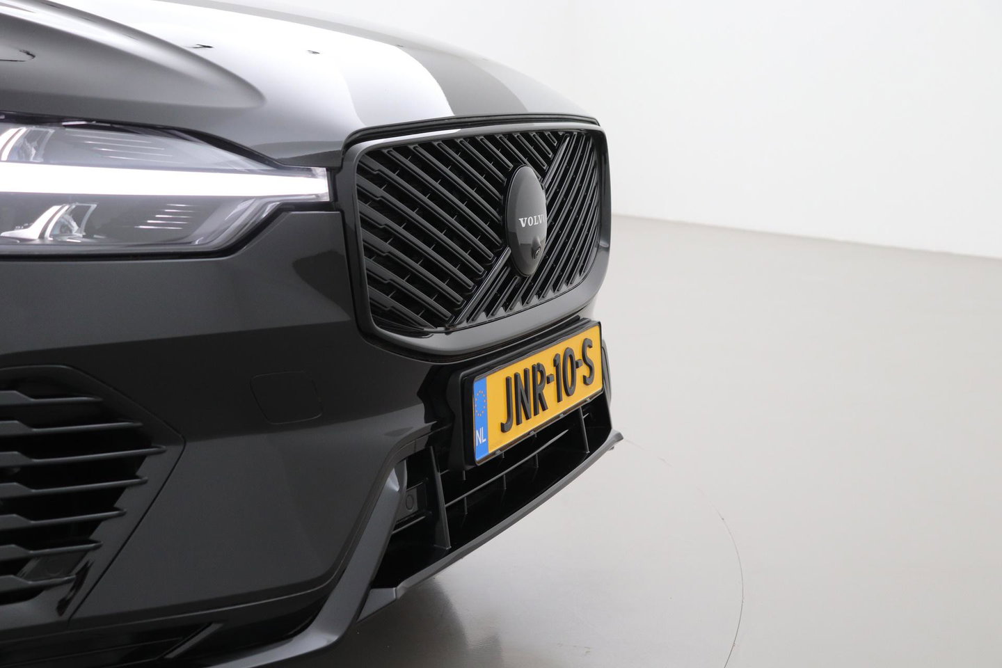 Volvo XC60 T8 Ultra Black Edition | Luchtvering | Bowers&Wilkins | Panoramadak | 360° Camera | Massage+Ventilatie | Head-Up | Trekhaak | BLIS | 21 Inch
