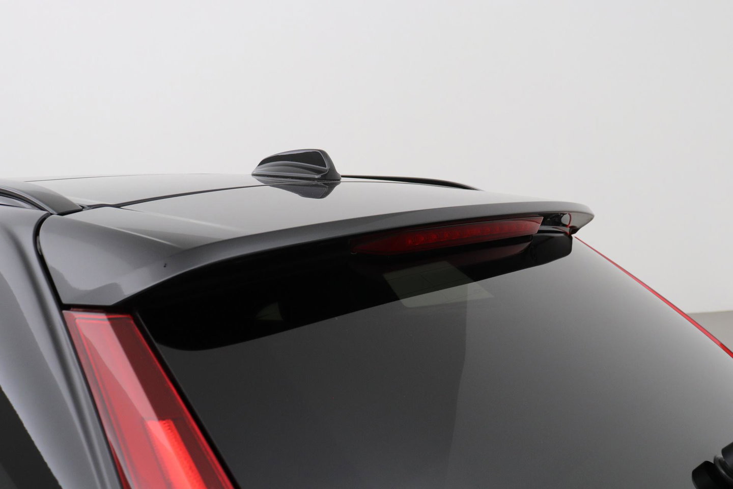Volvo XC60 T8 Ultra Black Edition | Luchtvering | Bowers&Wilkins | Panoramadak | 360° Camera | Massage+Ventilatie | Head-Up | Trekhaak | BLIS | 21 Inch
