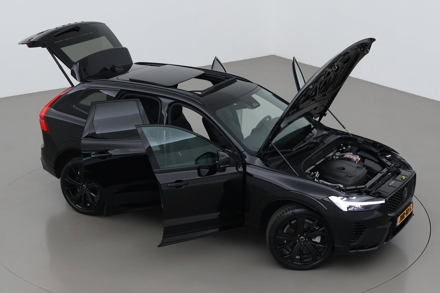 Volvo XC60 T8 Ultra Black Edition | Luchtvering | Bowers&Wilkins | Panoramadak | 360° Camera | Massage+Ventilatie | Head-Up | Trekhaak | BLIS | 21 Inch